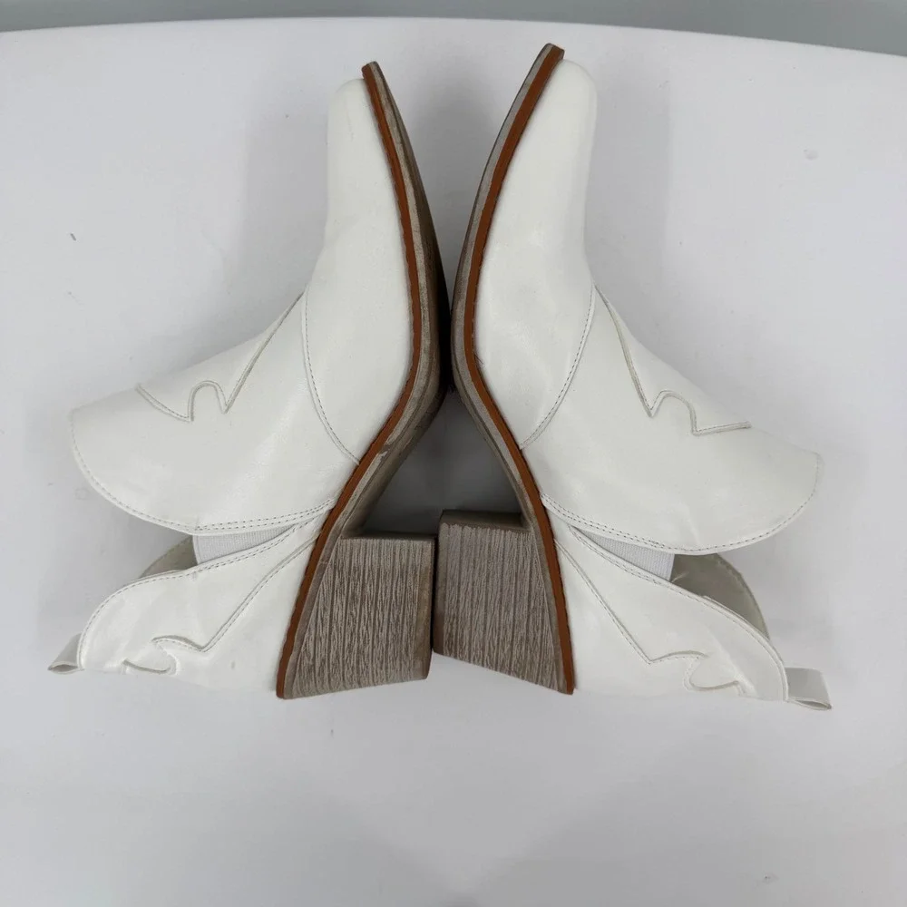 Pierre Dumas Womens White Western V-Cut Pointed Toe Ankle Booties Size 9